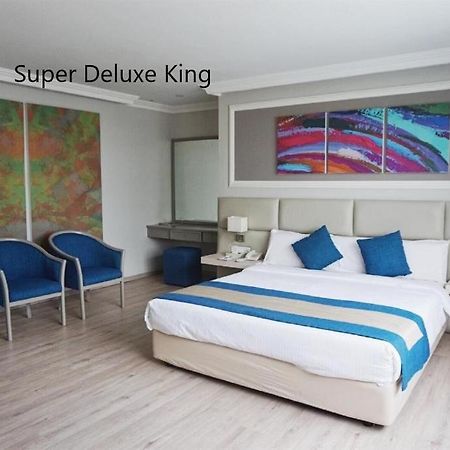 Kingwood Hotel Kuching Esterno foto