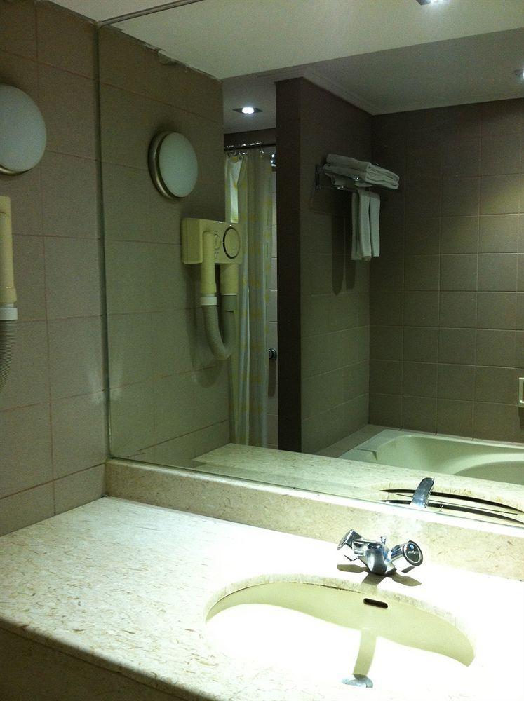 Kingwood Hotel Kuching Esterno foto