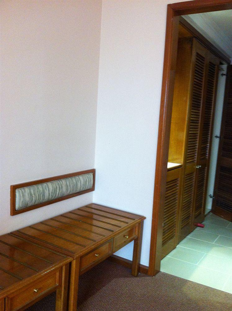 Kingwood Hotel Kuching Esterno foto