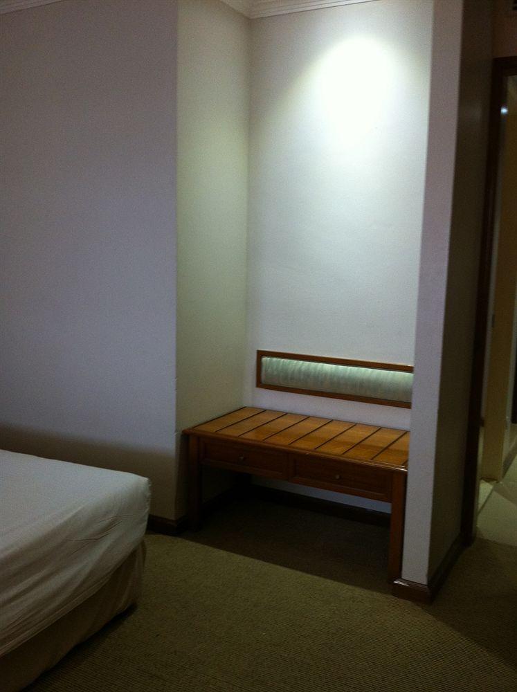 Kingwood Hotel Kuching Esterno foto