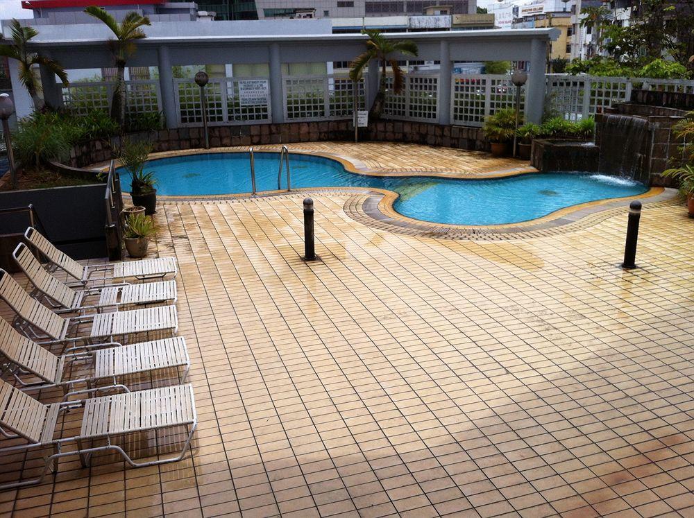 Kingwood Hotel Kuching Esterno foto
