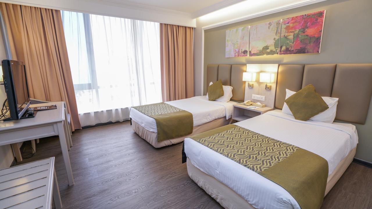 Kingwood Hotel Kuching Esterno foto