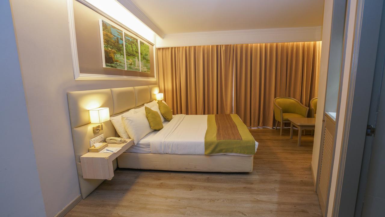Kingwood Hotel Kuching Esterno foto