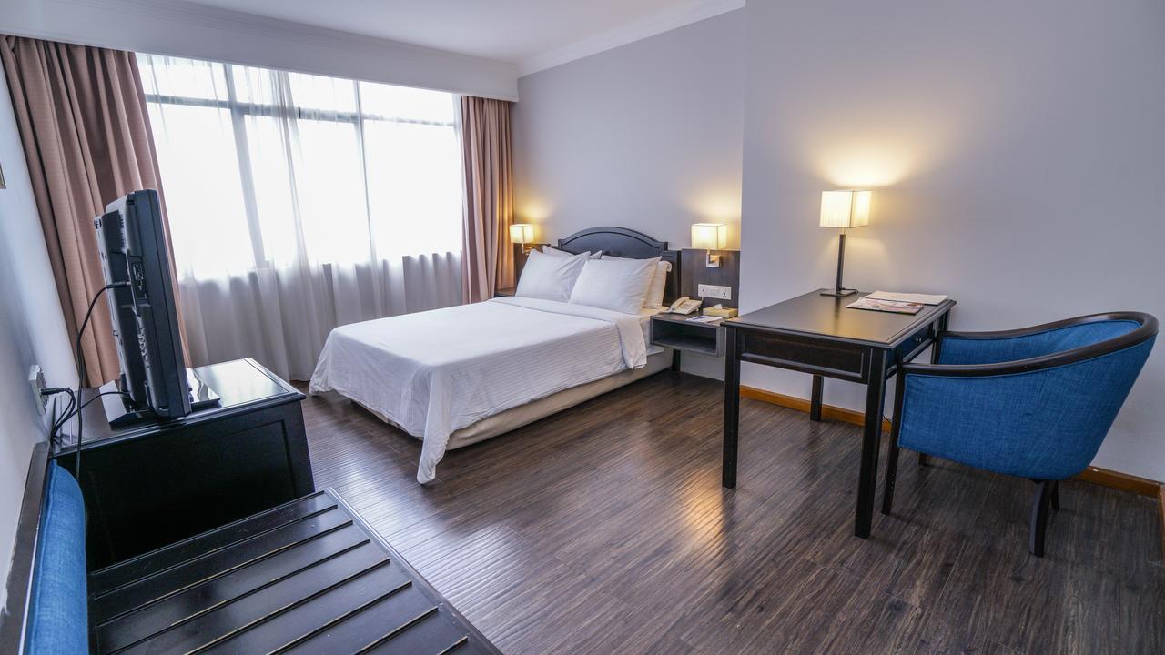 Kingwood Hotel Kuching Esterno foto